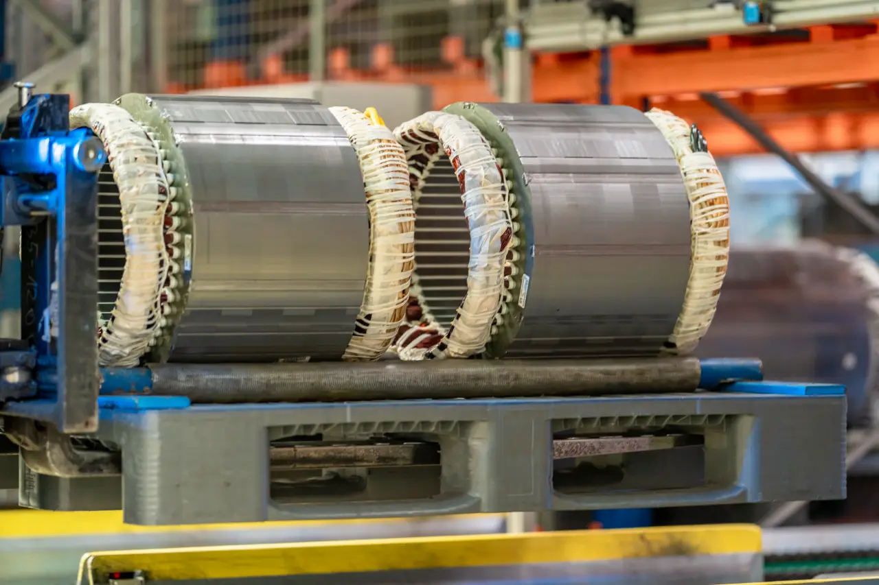 Bakır sargılı büyük stator, fabrika ortamında